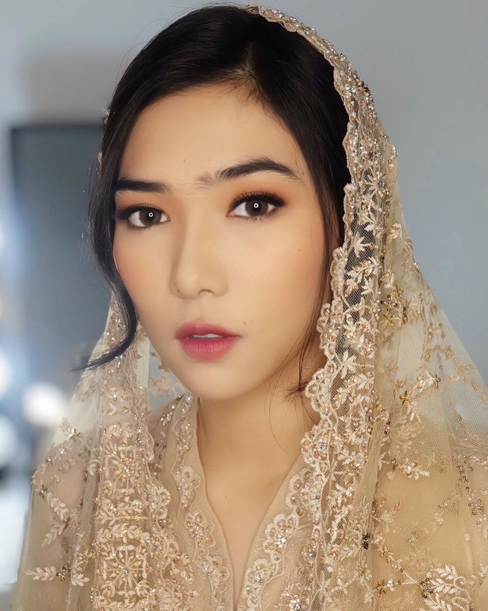 9 Style Dan Makeup Isyana Sarasvati Di Pengajian Pranikah, Anggun!