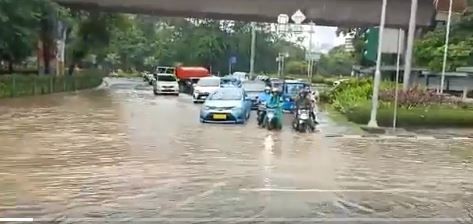 Terjadi Lagi, Banjir Terjang Jalanan Kota Cimahi Kini Seret Mobil
