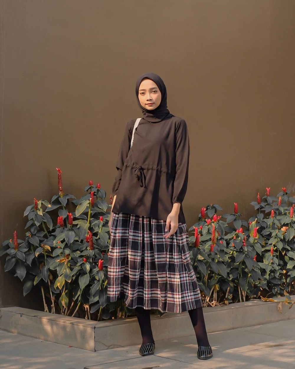 10 Inspirasi Mix and Match Plaid Skirt, OOTD Kasual ala Hijabers