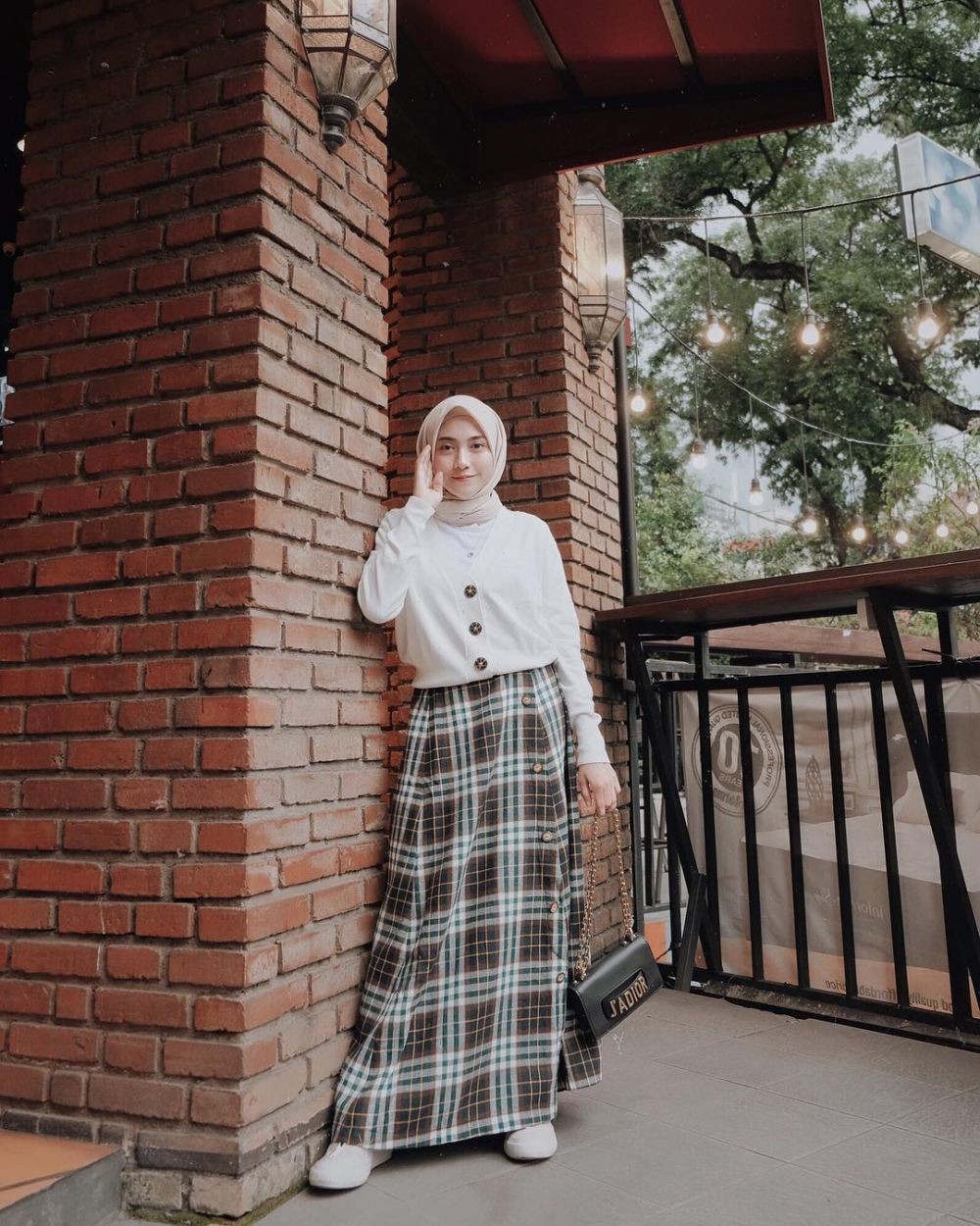 10 Inspirasi Mix and Match Plaid Skirt, OOTD Kasual ala Hijabers