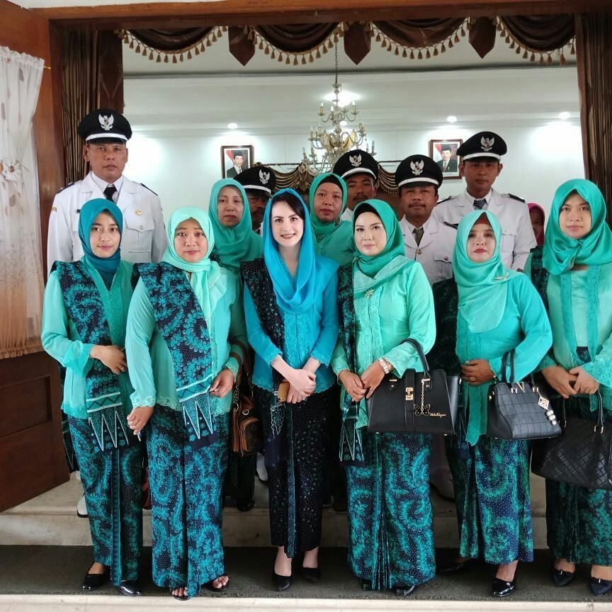 Ide Kebaya Anggun dan Jelita ala Arumi Bachsin