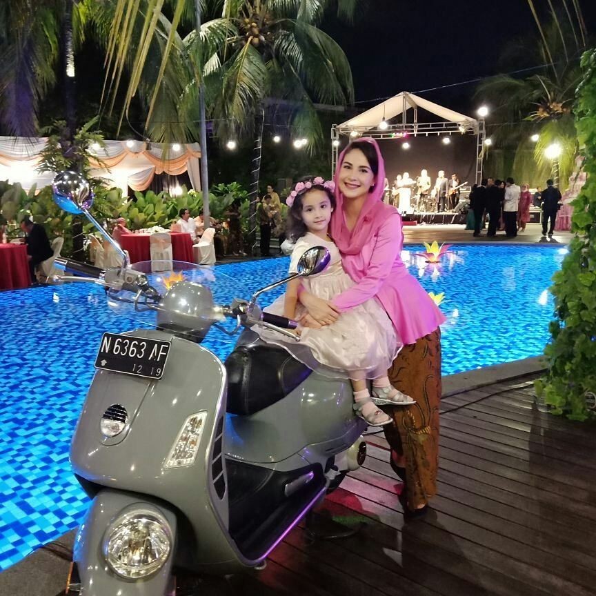 Ide Kebaya Anggun dan Jelita ala Arumi Bachsin