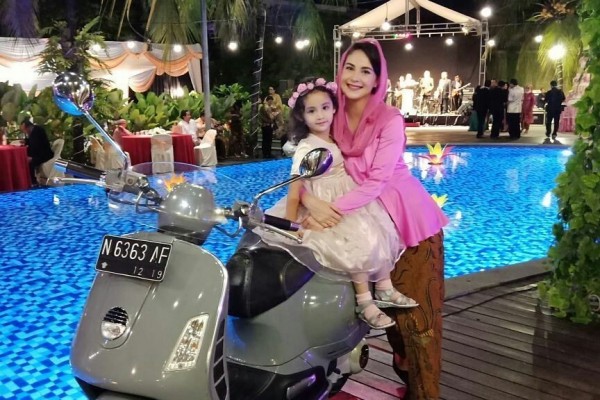 Ide Kebaya Anggun dan Jelita ala Arumi Bachsin