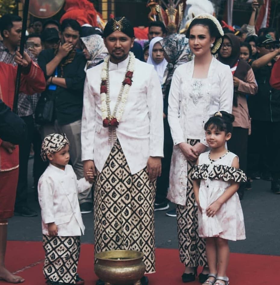 Ide Kebaya Anggun dan Jelita ala Arumi Bachsin
