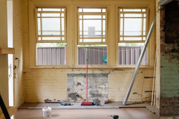 Mending Renovasi atau Rebuild Rumah? Berikut Kata Pakar!