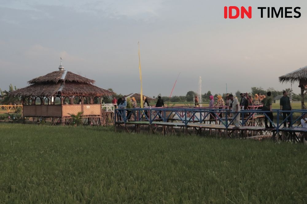 UMSU Bangun PLTS di Kampung Wisata Sawah Desa Pematang Johar