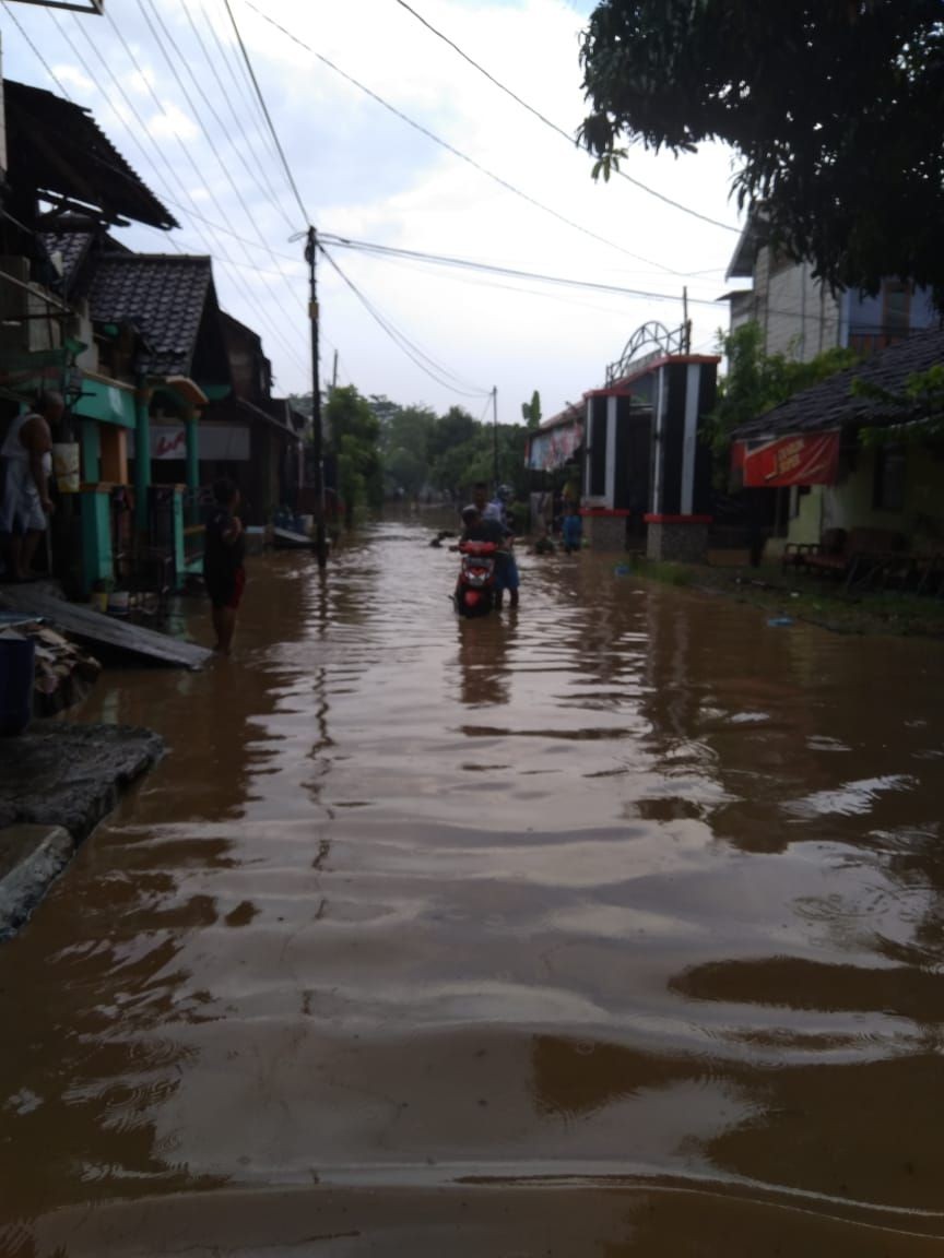 Tanggul Jebol, Banjir Bandang, Jalan Semarang-Kendal Macet Panjang