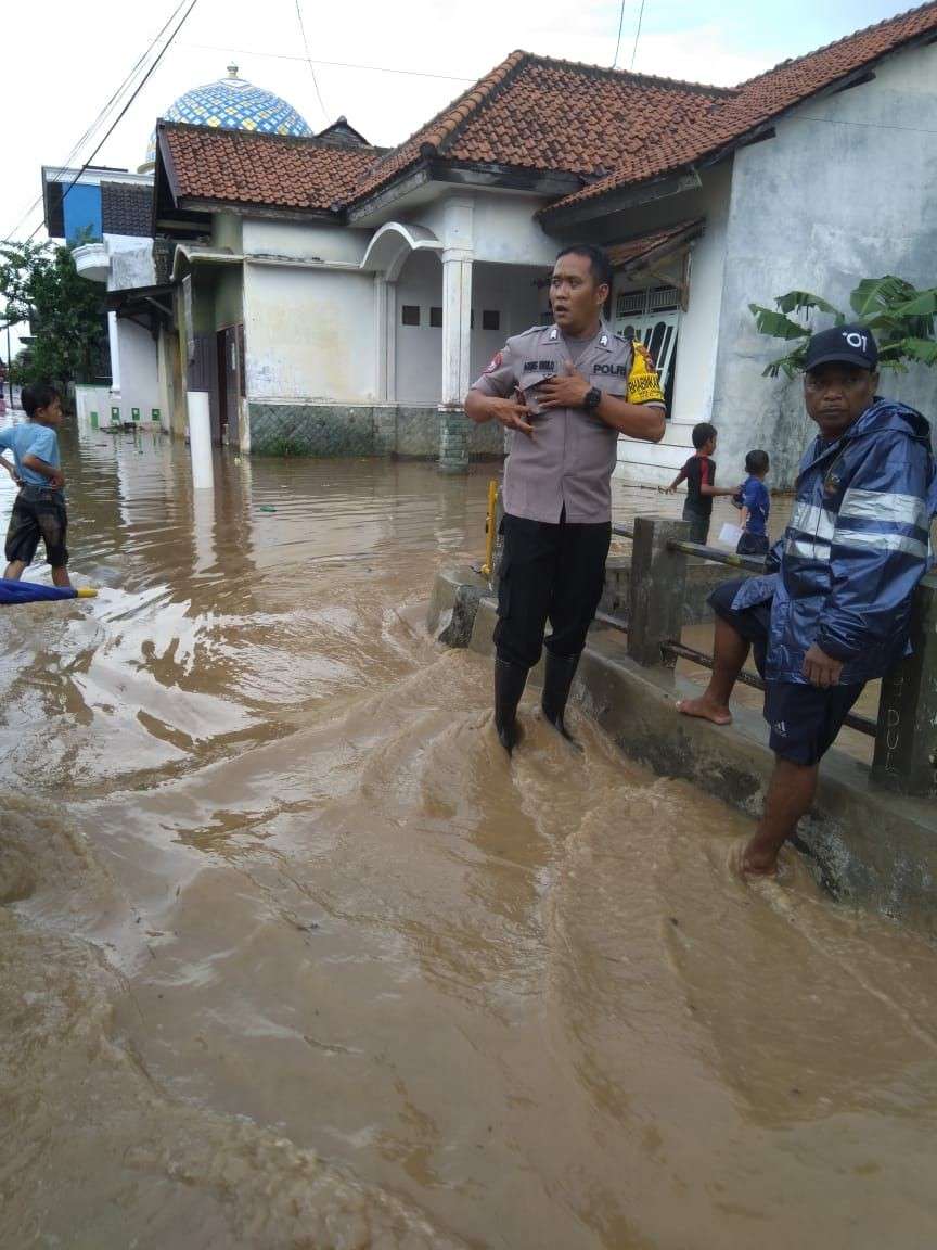 Tanggul Jebol, Banjir Bandang, Jalan Semarang-Kendal Macet Panjang