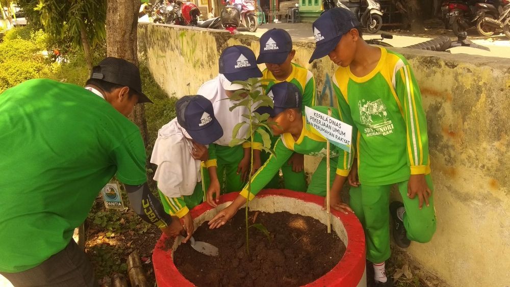 Cegah Banjir dan Tanah Longsor, Ratusan Pelajar Tuban Tanam Pohon