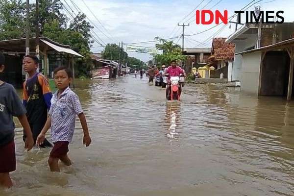 Tanggul Jebol Penyebab Ratusan Rumah Di Cirebon Terendam Banjir | IDN ...