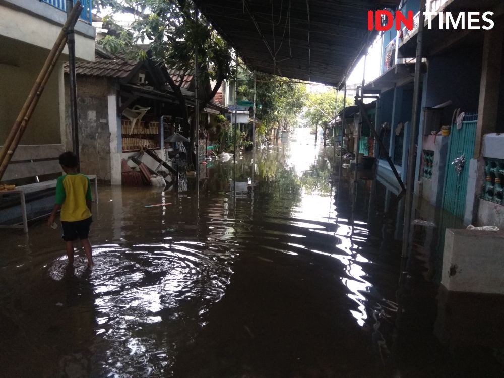 Banjir Belum Surut, Sebagian Warga Periuk Nekat Kembali ke Rumah
