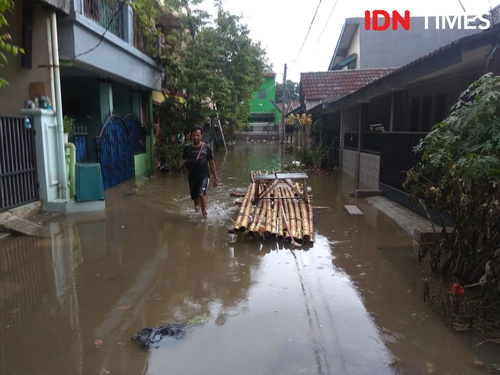 Banjir Belum Surut, Sebagian Warga Periuk Nekat Kembali ke Rumah