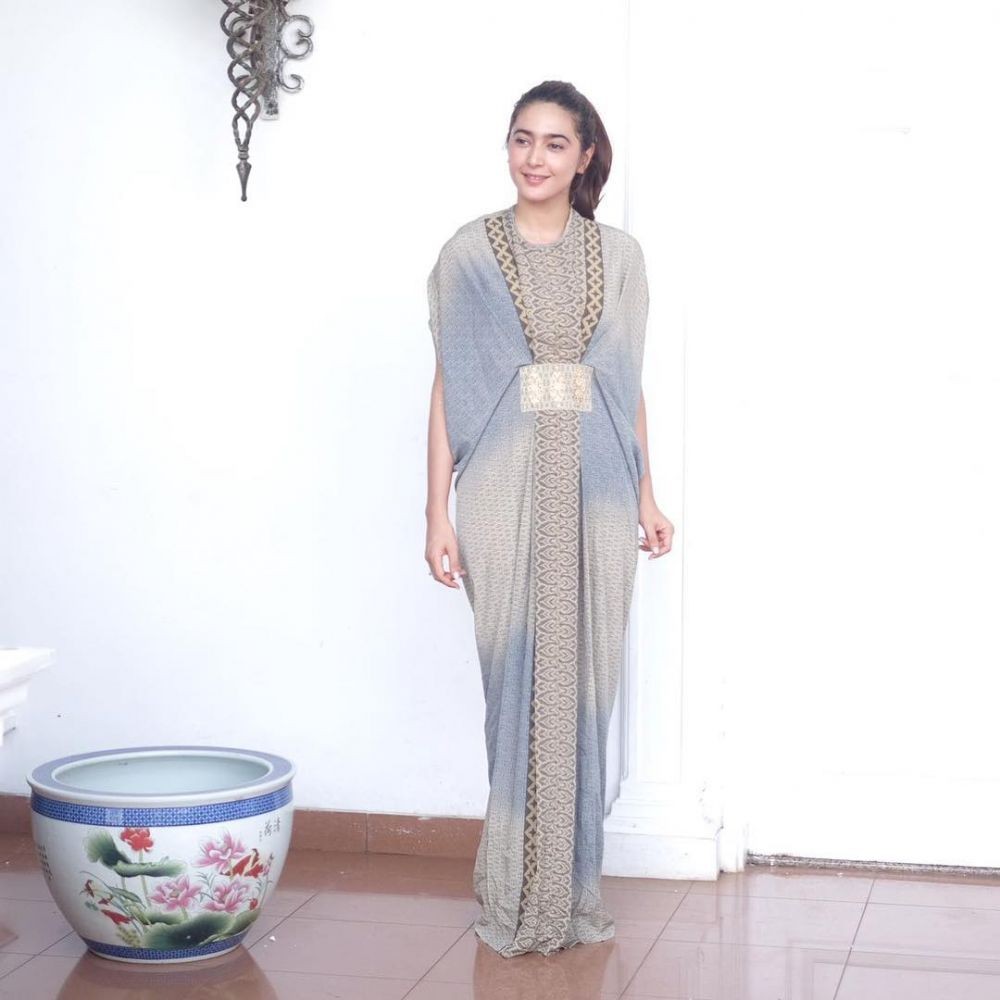 Anggun Banget, 9 Inspirasi Kebaya dan Busana Etnik ala Nabila Syakieb