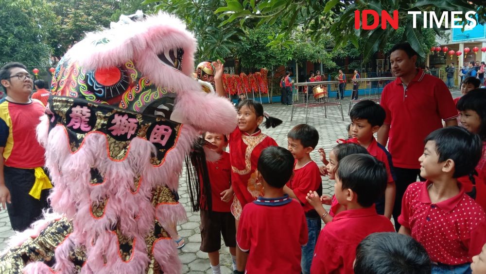 Siswa SD di Kudus Bagi Angpao ke Barongsai