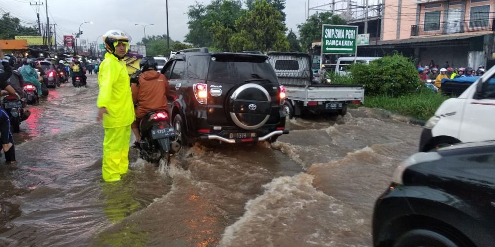 GT Tol Cileunyi Banjir, Kemacetan Mengular di Jalur Rancaekek 
