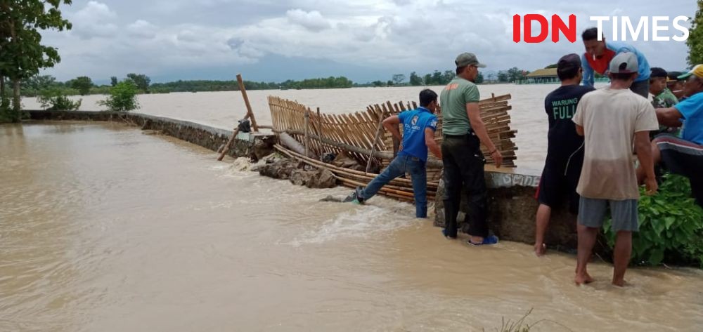 Tanggul Sirenggot Jebol, Tiga Desa di Cirebon Terendam