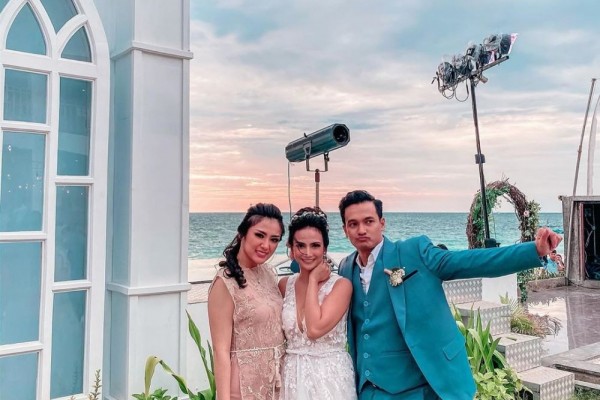 Bernuansa Internasional Modern, Ini 9 Style Resepsi Vanessa Angel