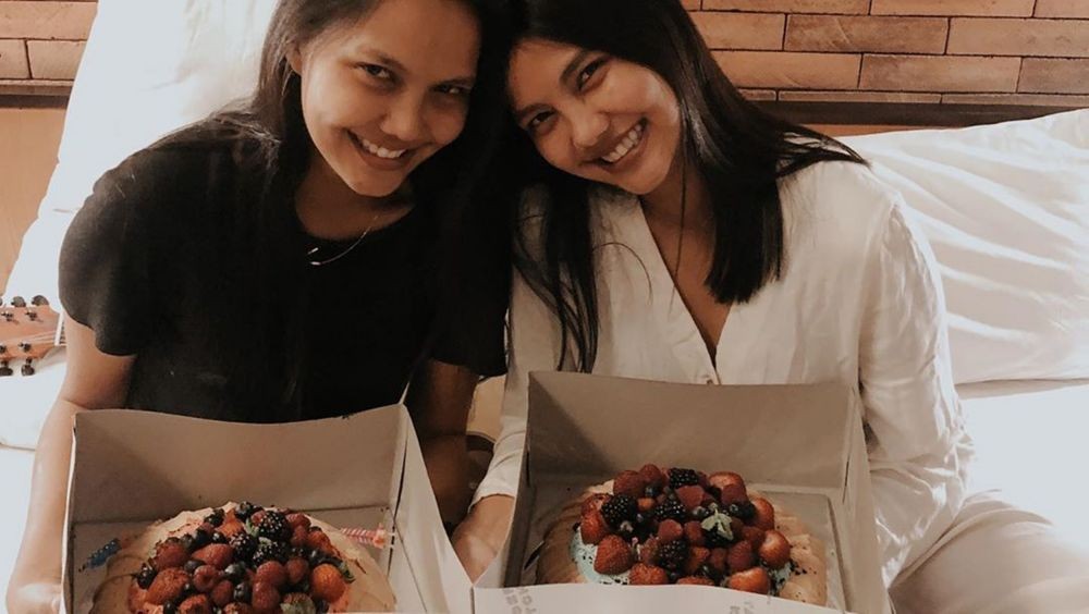 10 Momen Manis Kejutan Ultah ke-22 The Twins Valerie dan Veronika