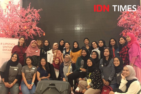Asyiknya Makeup Class dengan Teman Tuli, Berbagi Kosmetik buat Latihan