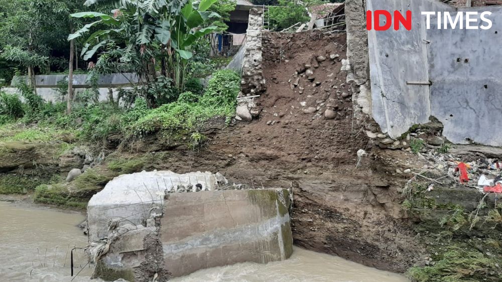 Jembatan di Cirebon Ambruk, Akses Warga Sumurwuni Terputus
