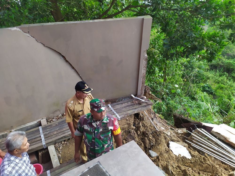 Samarinda Hujan Deras, Teras Belakang Dua Rumah Ambles ke Jurang
