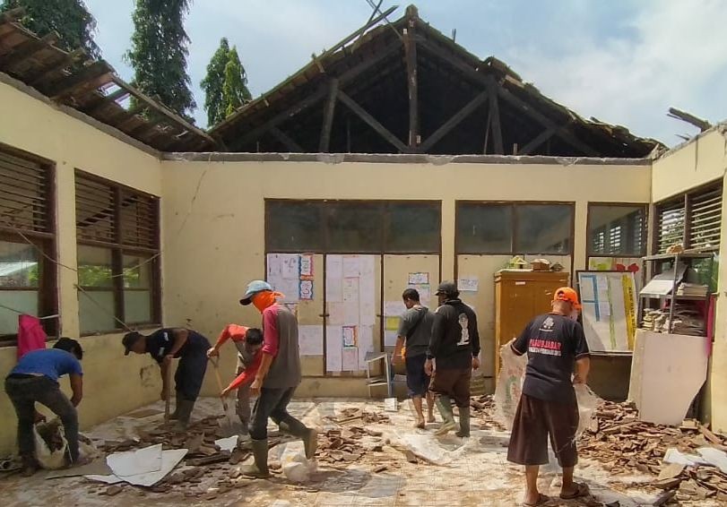 Dekat Ibu Kota, Puluhan Bangunan SD di Karawang Masih Rawan Ambruk 