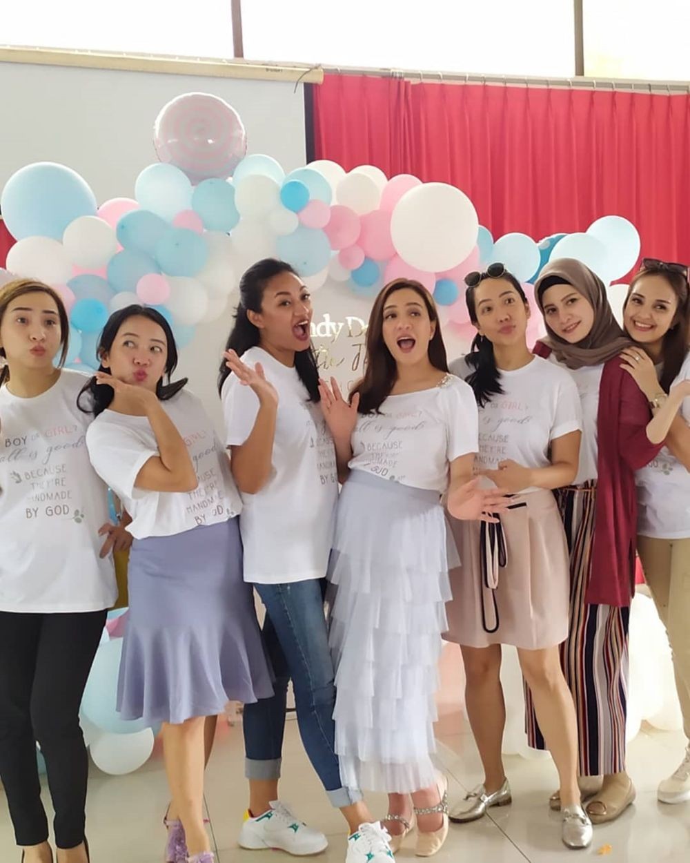 Berbagi dengan Sesama, 10 Momen Manis Baby Shower ala Shandy Aulia