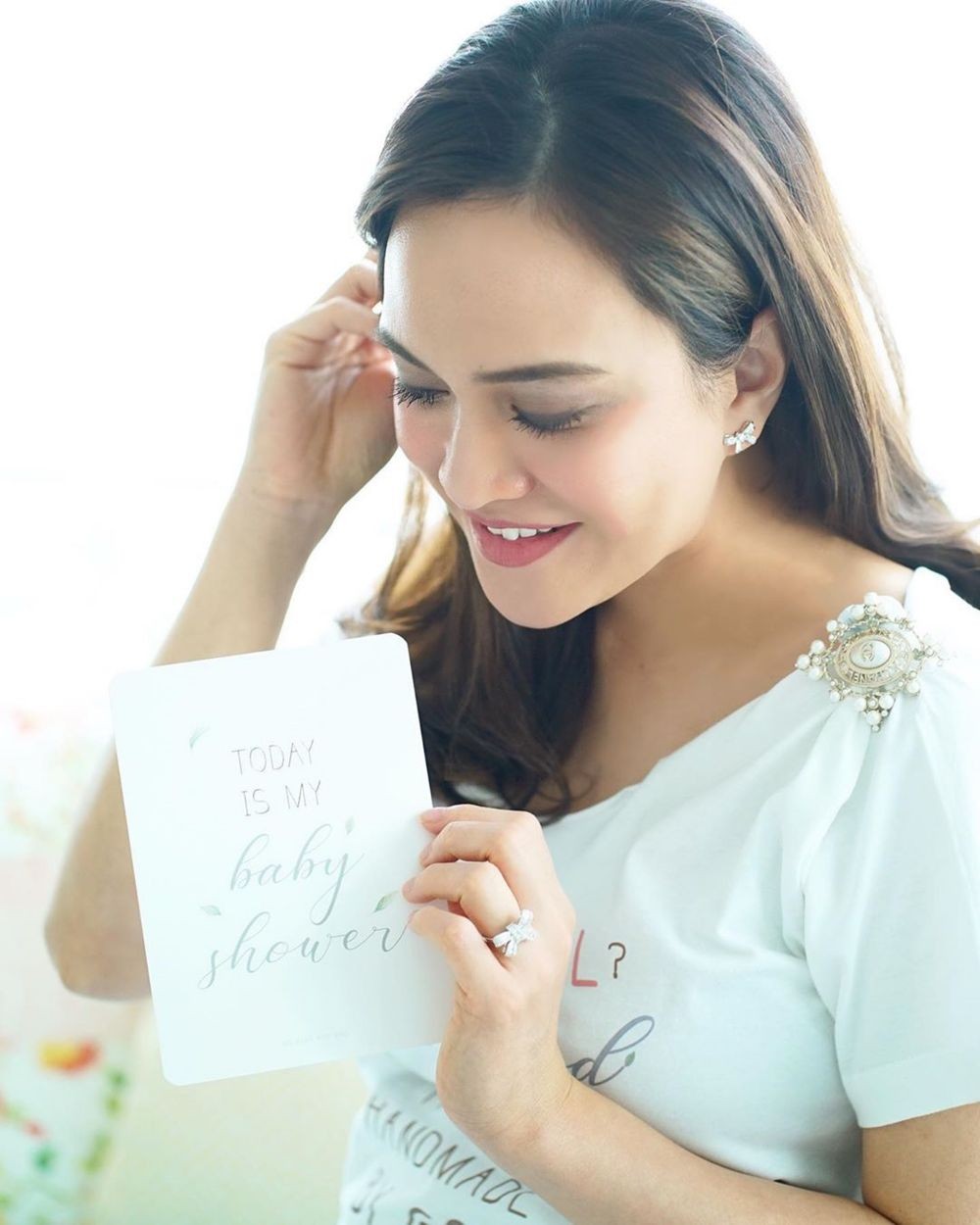 Berbagi dengan Sesama, 10 Momen Manis Baby Shower ala Shandy Aulia