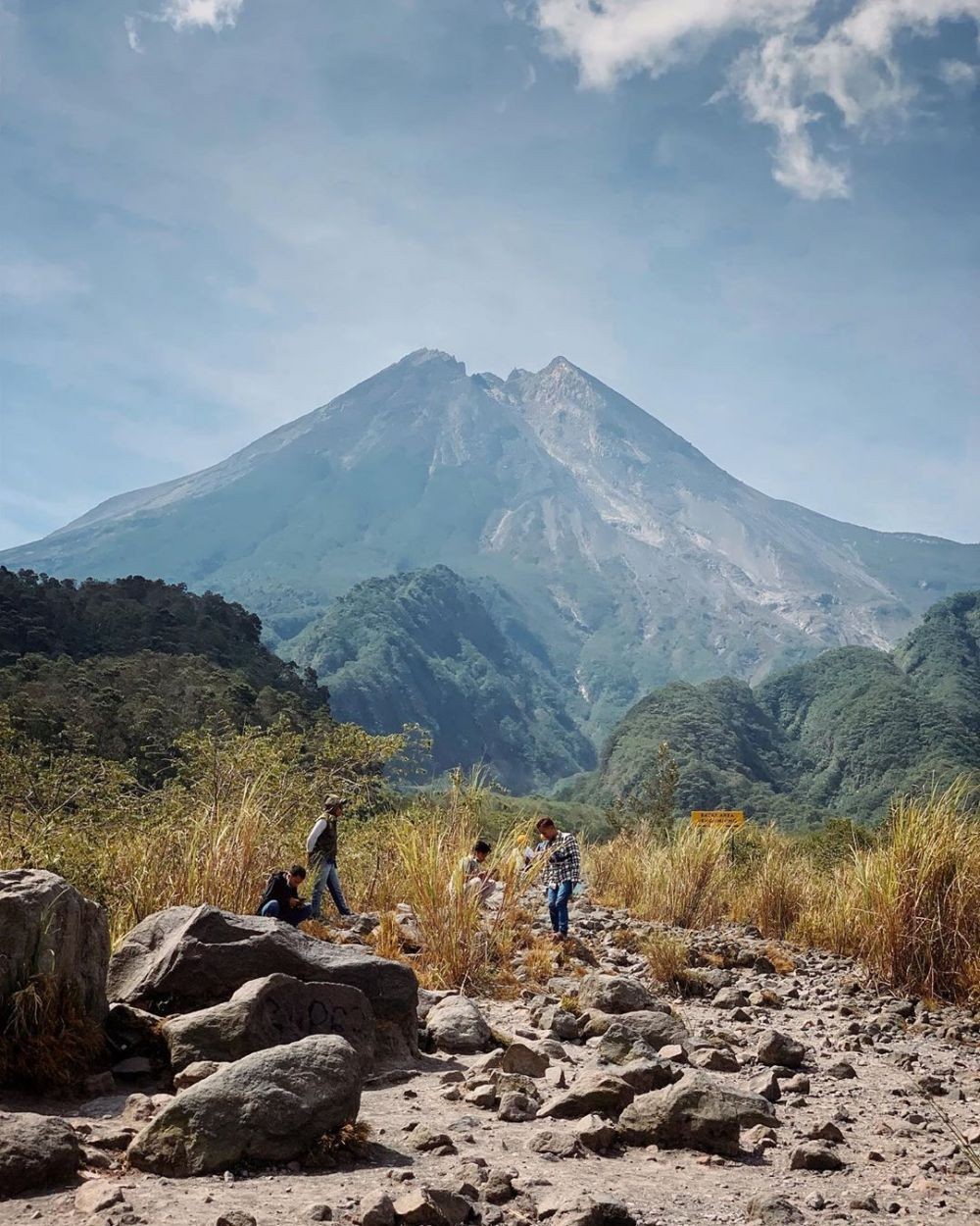 10 Gunung di Pulau Jawa yang Dikenal Paling Angker, Berani Mendaki?