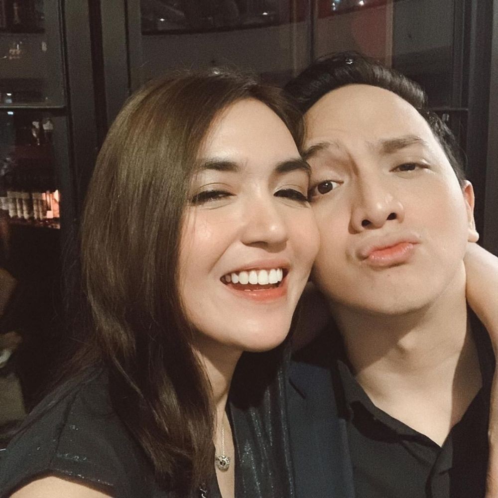 Pesona Cowok Humoris, 10 Komedian yang Diberkahi Istri yang Menawan