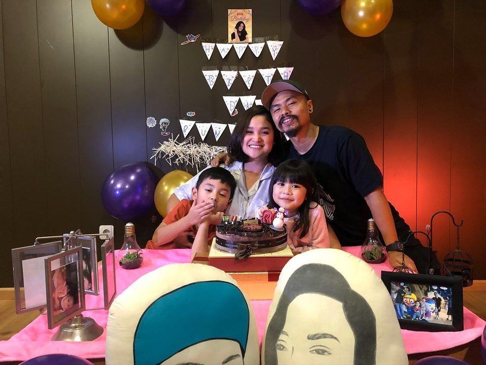 Pesona Cowok Humoris, 10 Komedian yang Diberkahi Istri yang Menawan