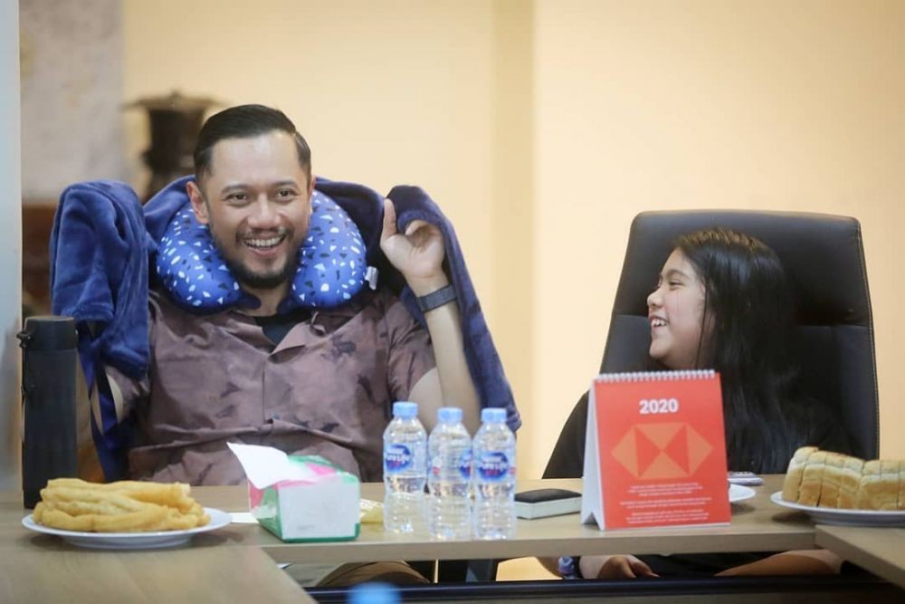 Selalu Siaga, 10 Potret Kedekatan Agus Yudhoyono dan Putrinya
