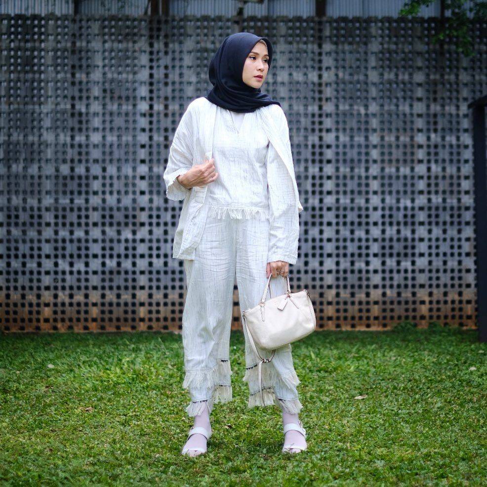 10 Ide Style Kerja Monokrom Untuk Hijabers, Simpel Tapi Stylish!