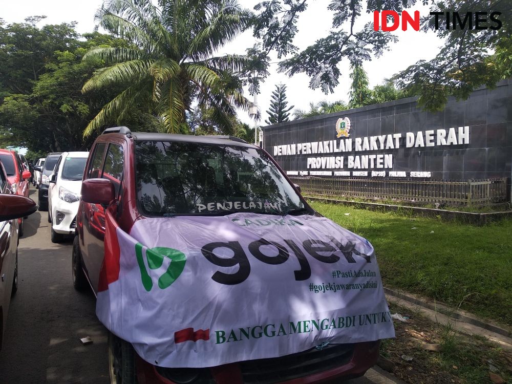 Tolak Permen 118, Ratusan Sopir Taksi Online di Banten Geruduk DPRD