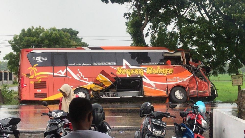 Truk Tabrak Bus di Madiun, Seorang Sopir Meninggal Dunia di Lokasi