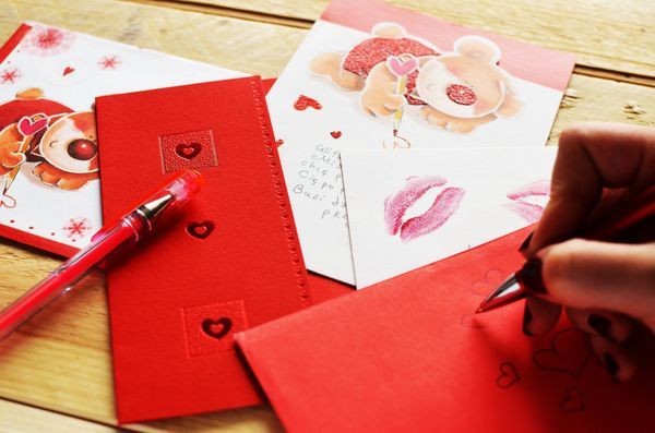 Bukan Cuma Cokelat, 5 Hal Ini Bikin Pasangan Happy saat Valentine Day
