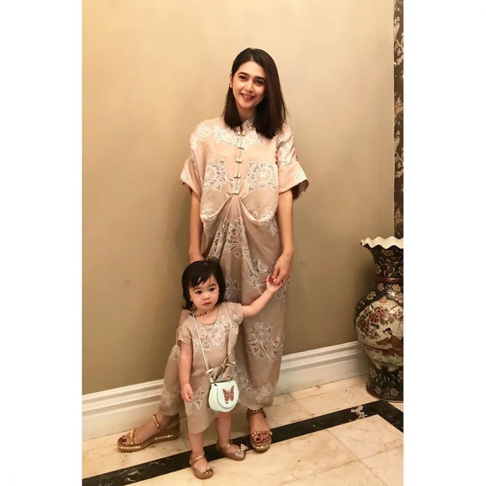 Anggun Banget, 9 Inspirasi Kebaya dan Busana Etnik ala Nabila Syakieb