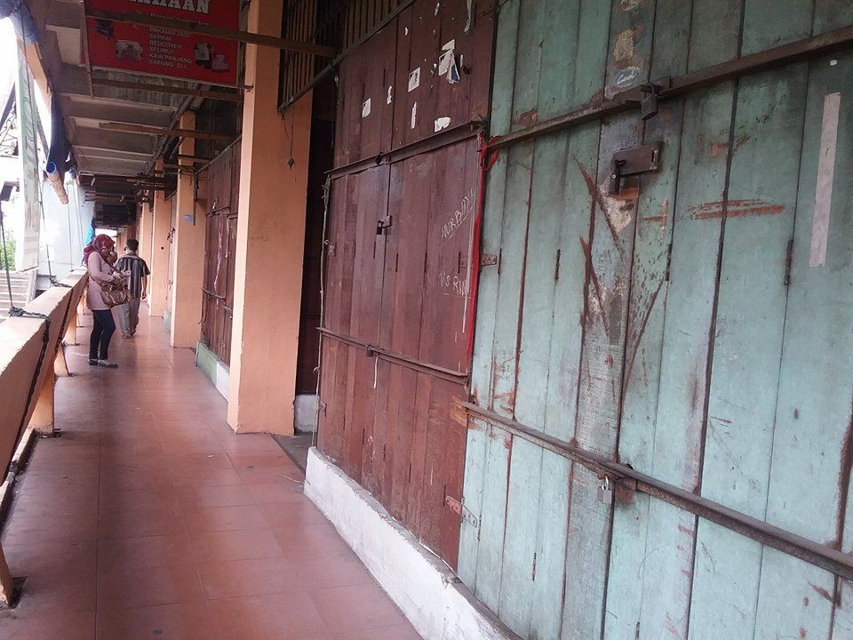 PD Pasar Putus Jaringan Listrik Kios di Pasar Andir, Pedagang Meradang