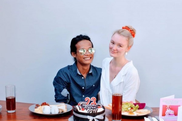 Nempel Kaya Perangko, 10 Foto Terkini Polly & Nur Muntilan yang Viral