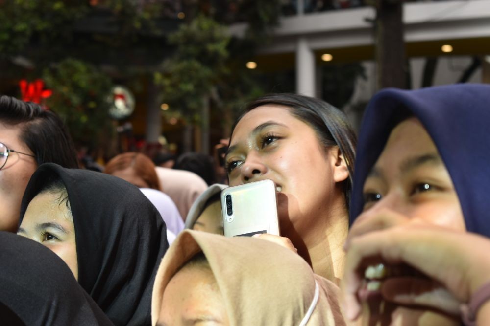 [FOTO] Ratusan Millennial Sambut Konvoi para Pemain Milea di Bandung