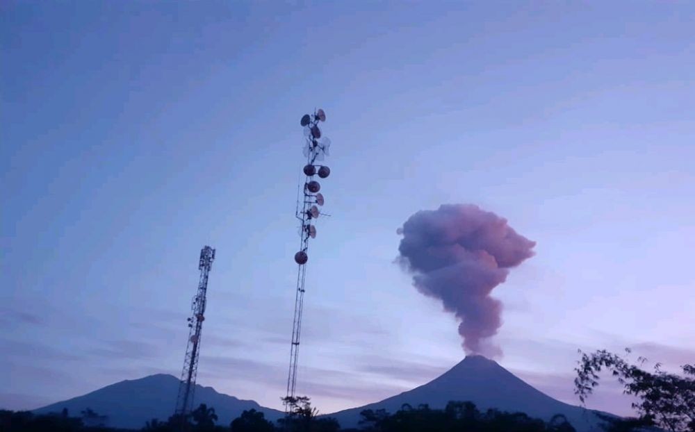 Kumpulan Video Erupsi Gunung Merapi, Tinggi Letusan 2 Kilometer