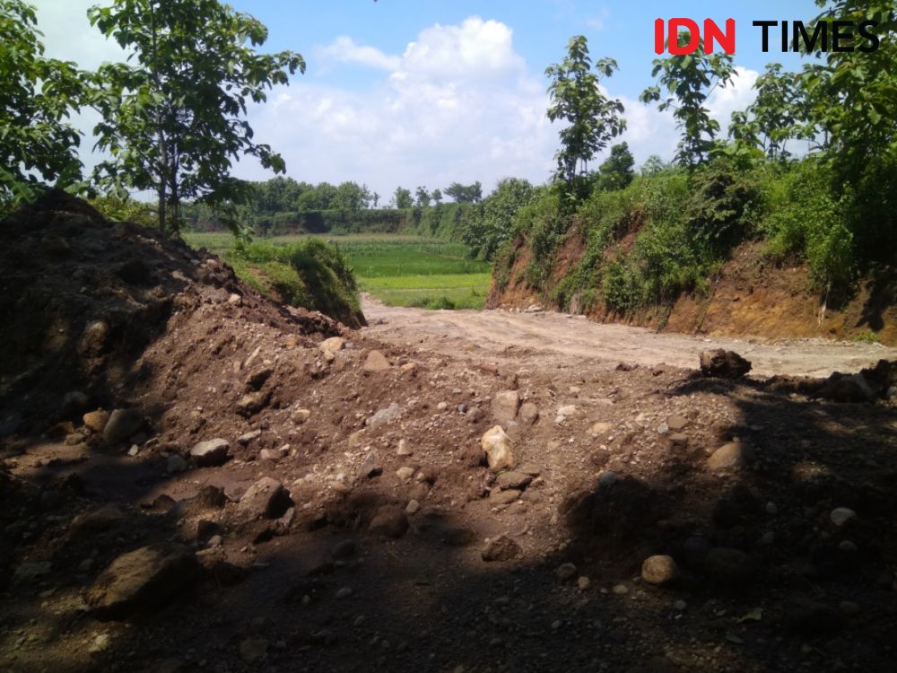 Jalan di Dusun Ini Rusak Akibat Dilintasi Truk Tambang Galian C 