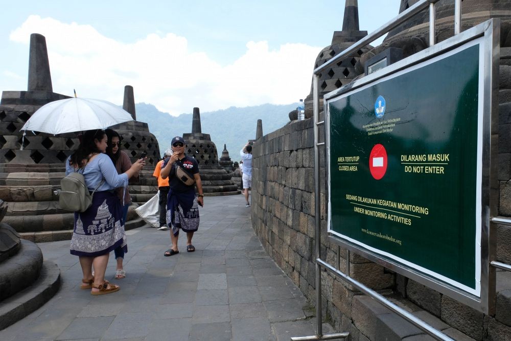 3.000 Noda Permen Karet Menempel di Stupa Induk Candi Borobudur