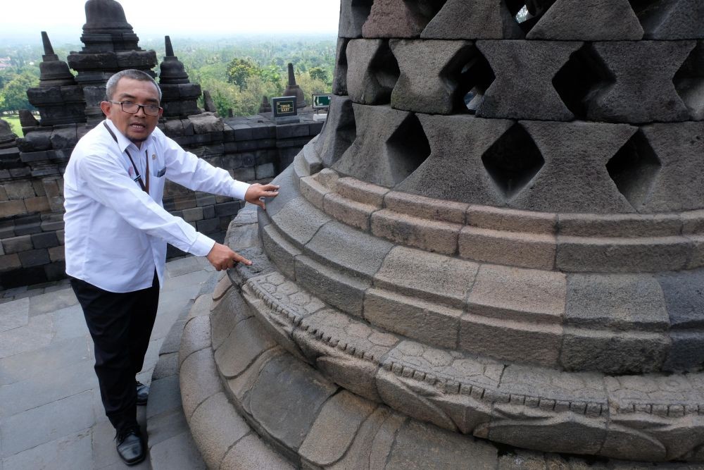 Wisatawan Boleh Naik Candi Borobudur saat Libur Nataru, Asalkan Pakai Sandal Ini