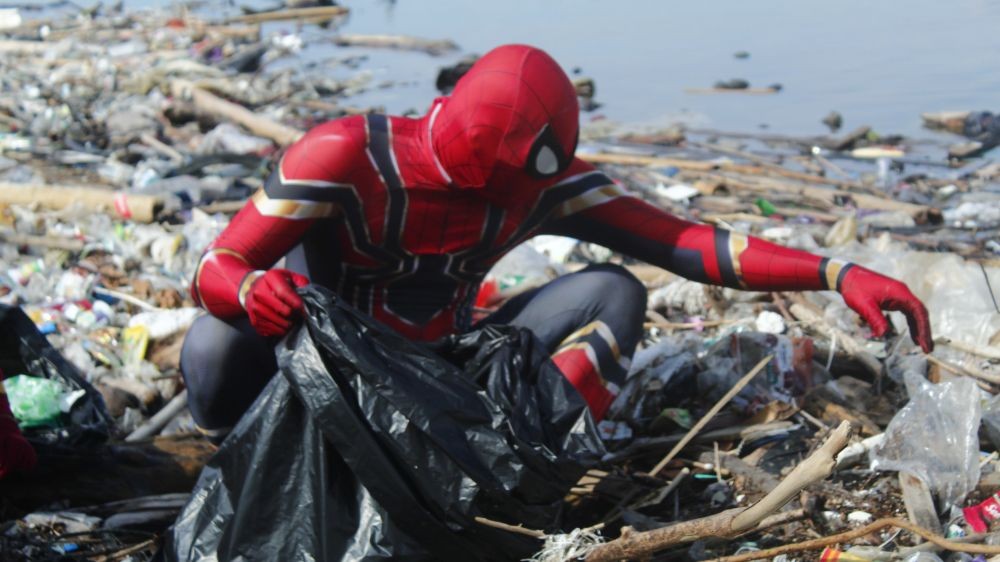 Mengenal Spiderman Parepare, Pahlawan Super Pembasmi Sampah Laut