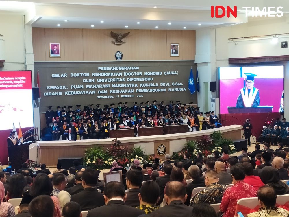 Megawati Temani Puan saat Penyerahan Gelar Doktor Honoris Causa Undip