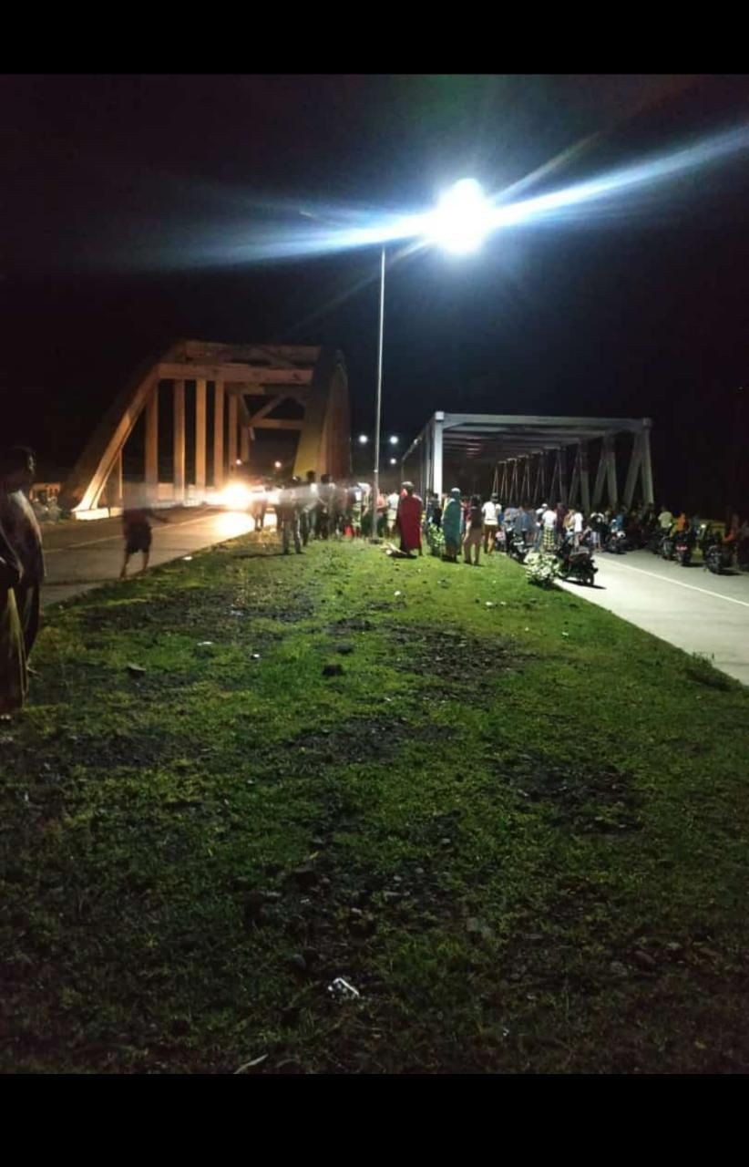 Jembatan Amblas di Barru, Mobil Truk Pengangkut Pupuk Terjun ke Sungai
