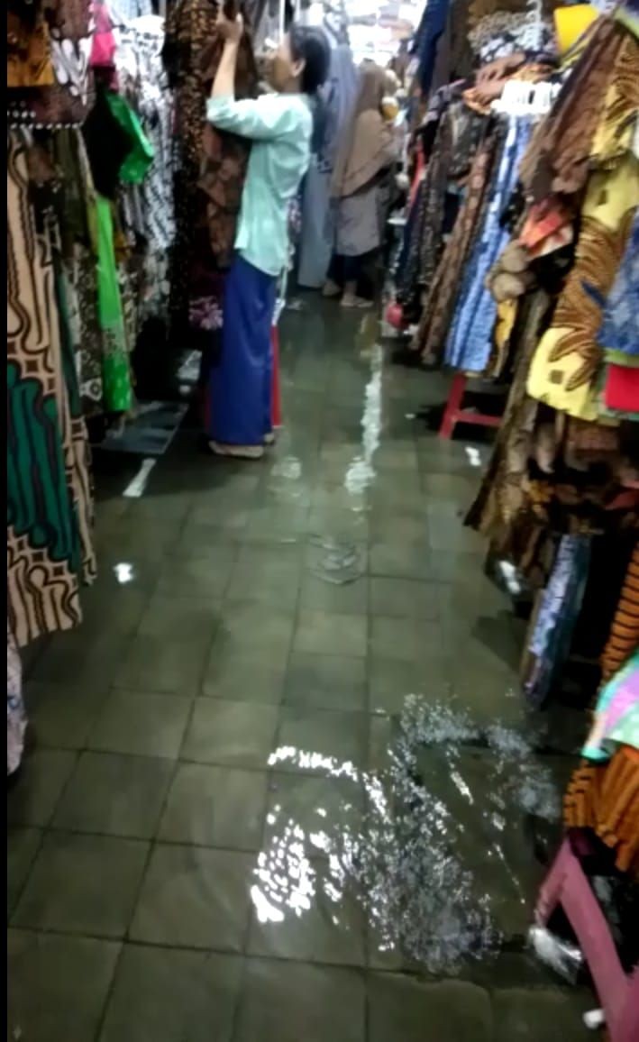 Hujan Deras Pasar Beringharjo Banjir 