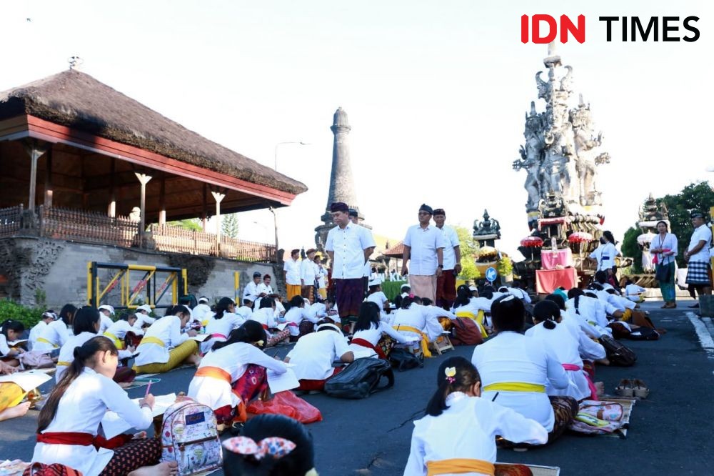 Siswi Madrasah Ikut Nyurat Aksara Bali, Bukti Toleransi Itu Ada