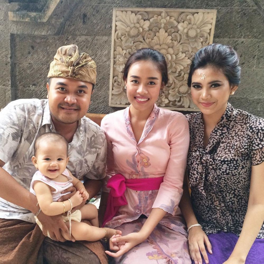 9 Inspirasi Kebaya Bali ala Cok Istri Krisnanda, Anggun Banget!